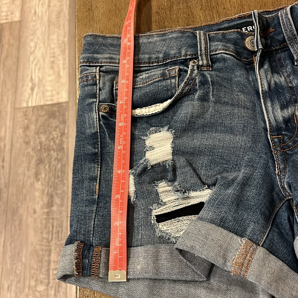 Aeropostale Low-Rise midi short w/rips and cuffed leg.  Size 4 - Picture 5 of 5